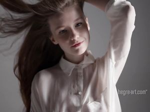 Куколка с бритой киской позирует на фотосессии