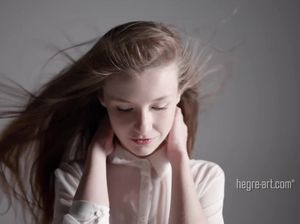 Куколка с бритой киской позирует на фотосессии