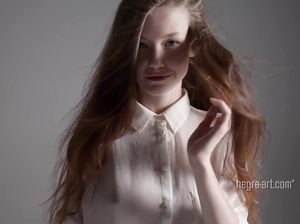 Куколка с бритой киской позирует на фотосессии