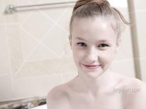 Люба наслаждается онанизмом в горячей ванне