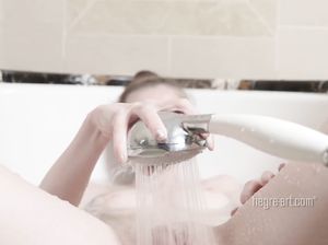 Люба наслаждается онанизмом в горячей ванне