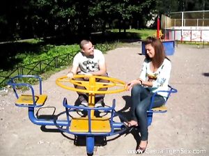 Пригласив новую знакомую домой, парень выебал её киску