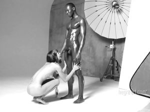 Белая куколка и черный самец снимаются в ссовместной фотосессии