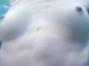 Худышка продемонстрировала своё тело на берегу моря