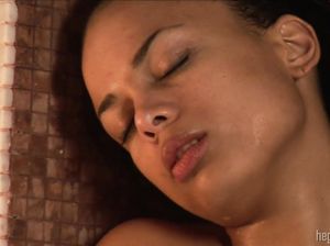 Смуглая красавица теребит свою киску в сауне