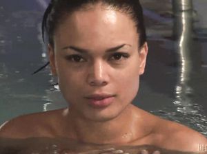 Брюнетка Наташа плавает голая в бассейне и трогает свою киску