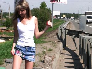 Надя присела у трассы и начала активно дрочить