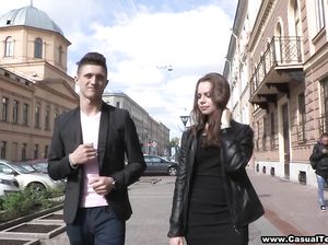 Молодая чикса познакомилась на улице с парнем и отправилась к нему в гости