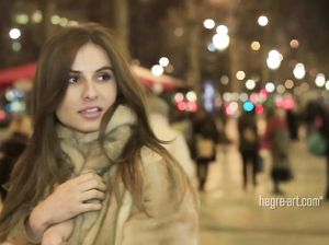 Молодая модель прошлась по улицам Парижа обнаженной