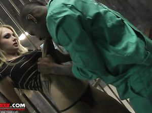 Негр заключенный выебал в камере свою адвокатессу