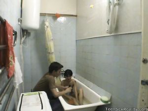 Пацан пришел к любимой в ванную поебаться