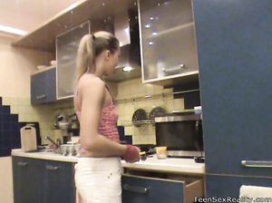 Подростки 18 лет лихо трахаются на кухне