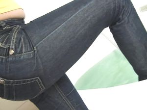 Развратная цыпочка принимает душ прямо в джинсах