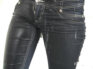 Развратная цыпочка принимает душ прямо в джинсах