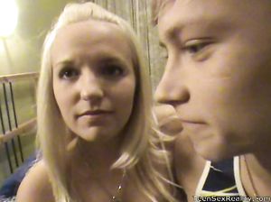 Веселая блондинка не постеснялась камеры и запрыгнула на пенис