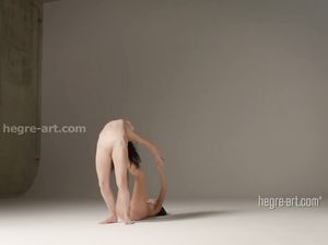 Фотограф хорошо поработал с обнаженными гимнастками