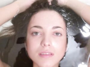Красивая слегка волосатая пилотка в ванной с водой