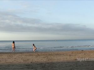 Две молодые брюнетки развлекаются на пляже нудистов