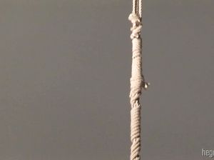 Связанная брюнетка Маша сексуально позирует показывая горячее тело