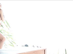 Модель сама устроила себе голую фотосессию