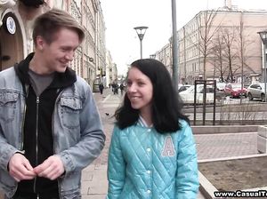 Счастливчик оттрахал юную незнакомку с бритой киской