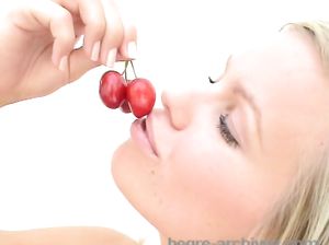 Маринка села на кресло голая и ела спелую черешню