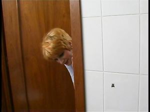 Мать поймала сынка за мастурбацией и наказала его при помощи инцеста