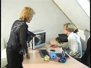 Старая начальница чпокается с секретарем, который дрочит на работе