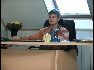 Сел на место начальницы и в наказание долго трахает ее потом