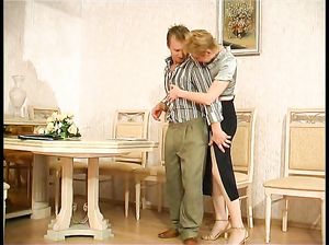 Зрелая мадам скачет на твердом пенисе горячего любовника