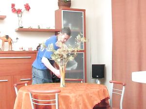 Женщина поймала молодого грабителя и тот отрабатывал хуем