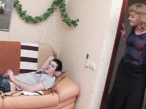 Застукала сынка за дрочкой и попрыгала на его пенисе