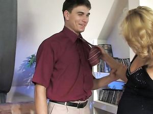 Милфа слегка выпила и пристала к молодчику чтобы потрахаться