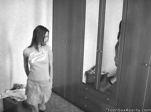 Молодая телка переодела переодела трусики перед зеркалом
