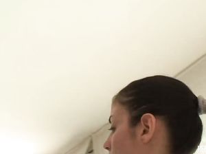 Брюнетка с волосатой пиздой занимается на тренажёре абсолютно голой