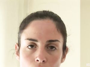 Брюнетка с волосатой пиздой занимается на тренажёре абсолютно голой