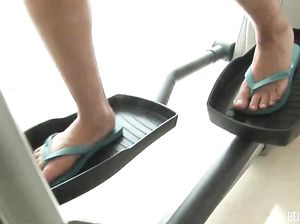 Брюнетка с волосатой пиздой занимается на тренажёре абсолютно голой