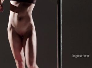 Обворожительная леди тренируется танцевать с шестом