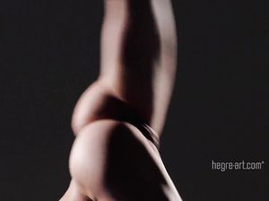 Обворожительная леди тренируется танцевать с шестом