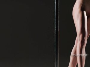 Обворожительная леди тренируется танцевать с шестом