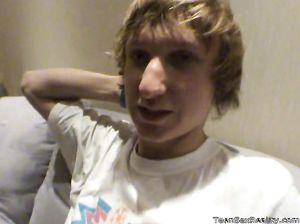 Карина с пирсингом в пупке энергично ебётся с другом