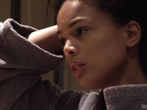 Смуглая крошка разделась ради искусства