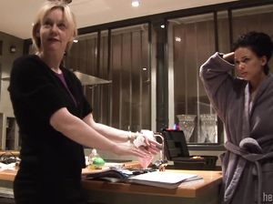 Смуглая крошка разделась ради искусства