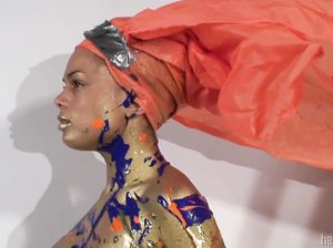 Смуглая крошка разделась ради искусства