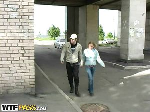 Кудрявая Ксюша отсосала парню в кепке на балконе