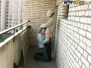Кудрявая Ксюша отсосала парню в кепке на балконе