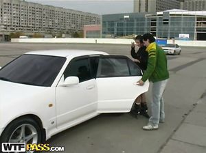 Девушка просто каталась на роликах, а её выебали во все дыры