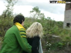 Пикапер развел телку на секс в машине, в поле и в заброшенном здании