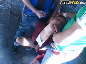 Два парня сняли сексуальную блондинку и занялись с ней сексом на улице