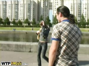 Ловкач выебал шатенку прямо на байке